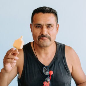 Un miembro señala a la cámara con un helado.
