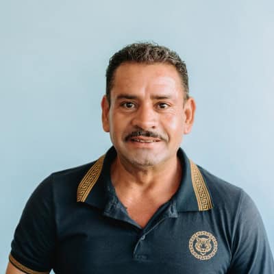 miembro sonriendo a la cámara