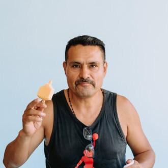 Miembro sonriendo y cámara con paleta