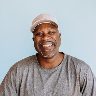 miembro sonriendo y cámara