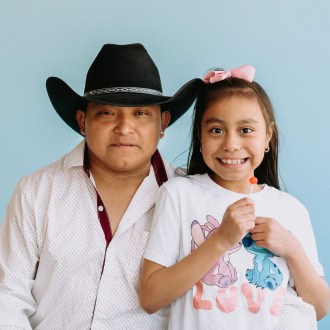 miembros sonriendo y cámara