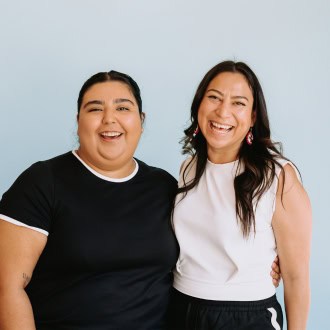 miembros sonriendo y cámara