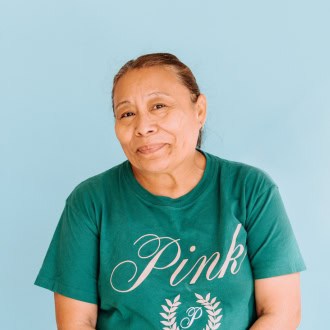 miembro sonriendo y cámara